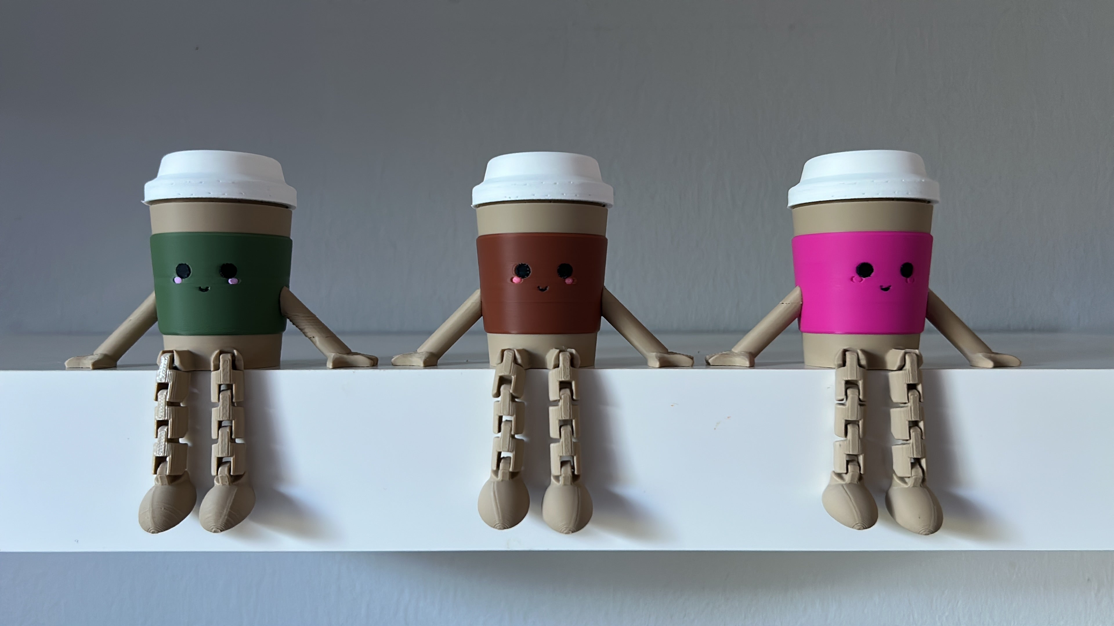 Latte Macchiato Becher-Figuren auf Regal – Grün, Braun, Pink