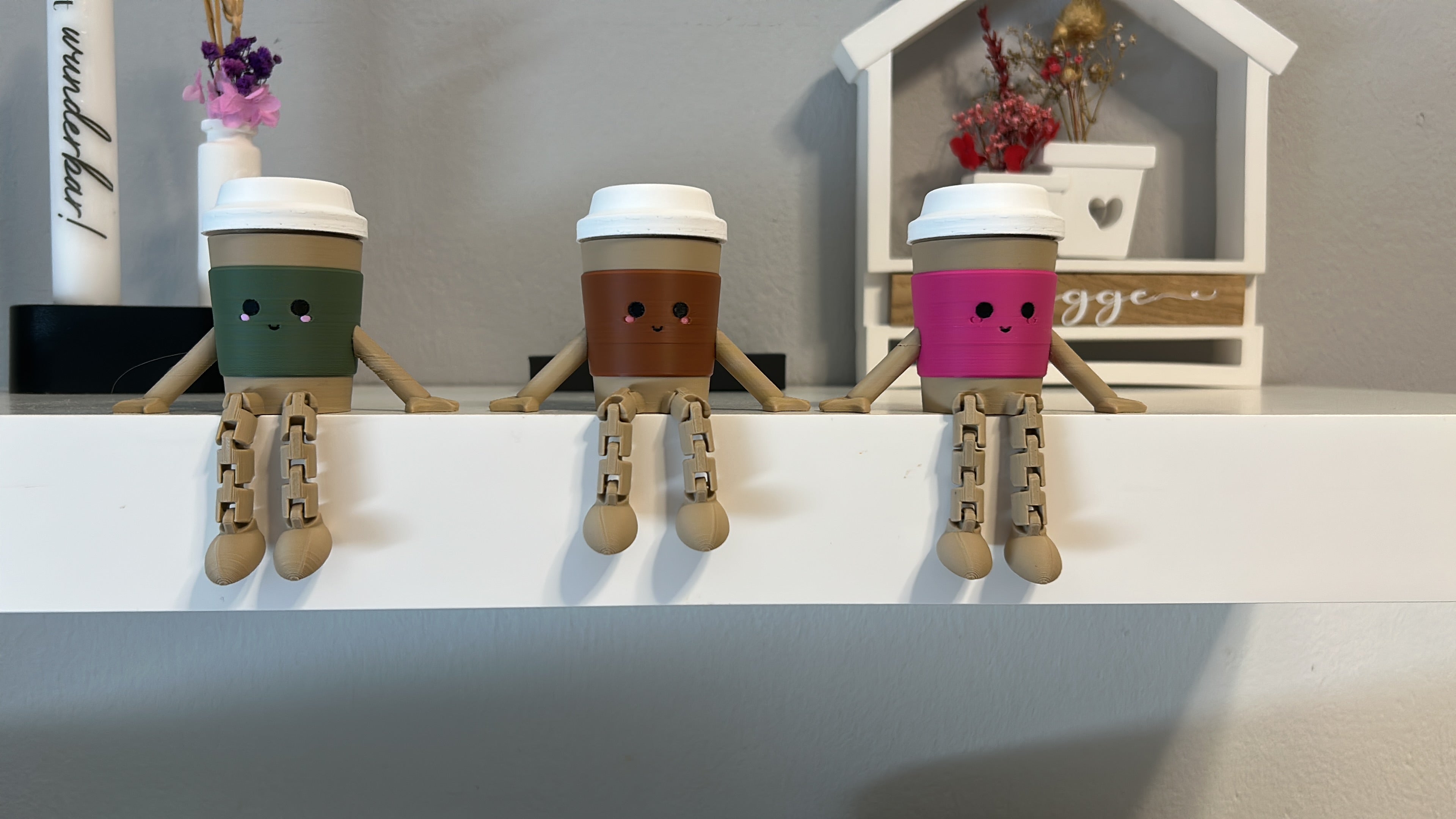Latte Macchiato Becher-Figuren auf Regal – Lifestyle-Setting