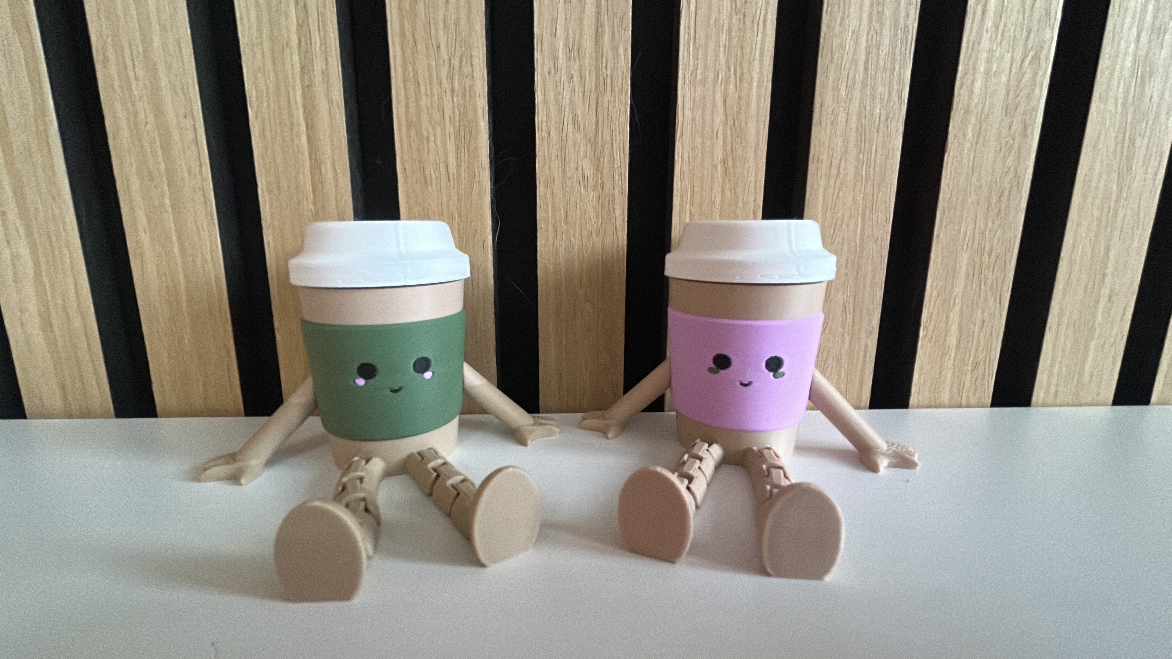 Latte Macchiato Becher-Figuren in Grün und Lila