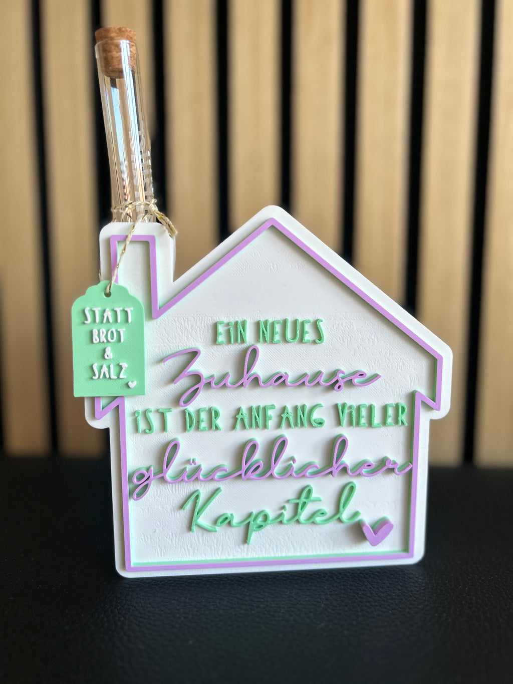 3D Hausaufsteller Einzugsgeschenk von Printorista Studio – Detailansicht mit Reagenzglas und Korken
