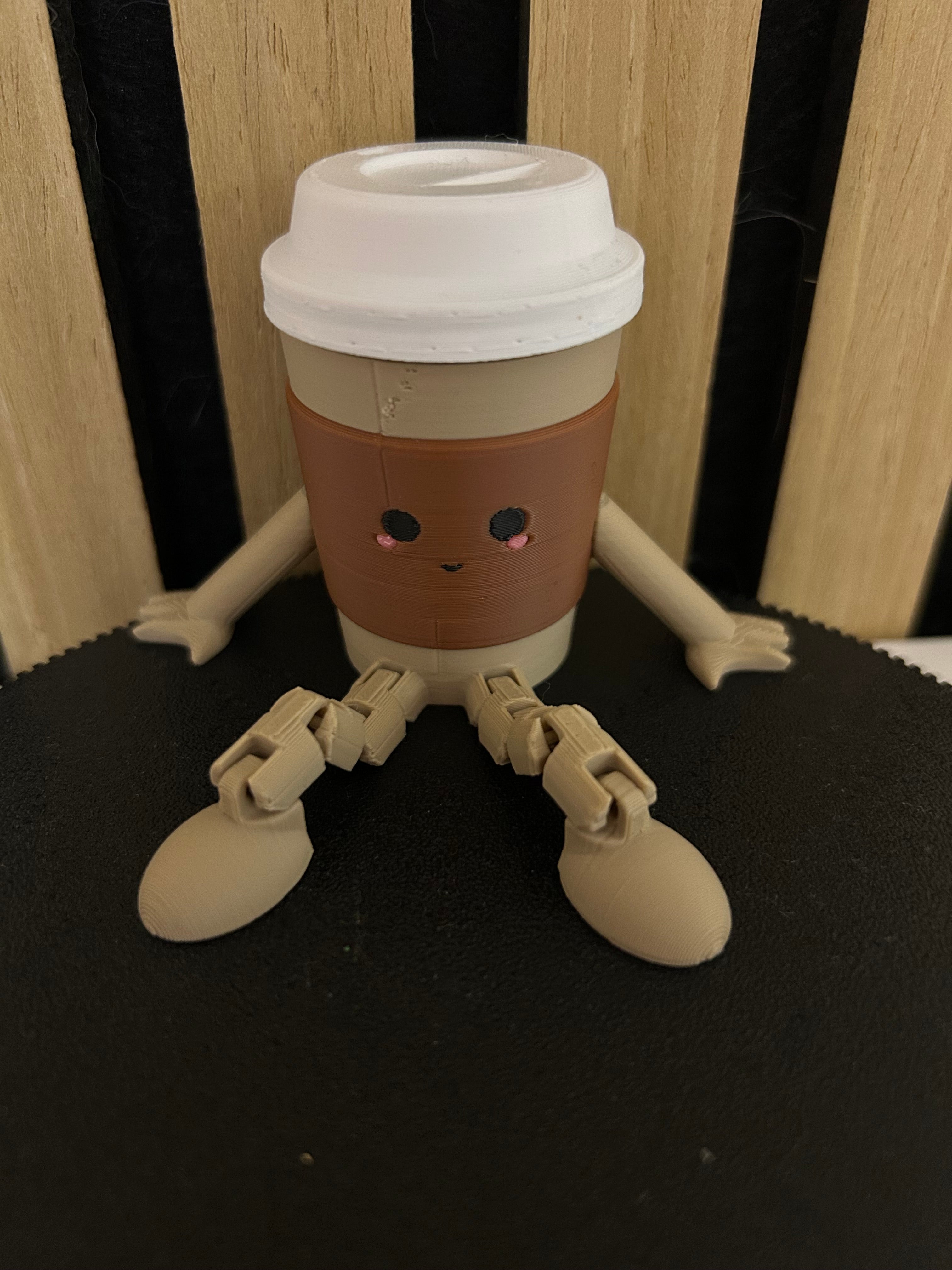 Kaffeebecher-Figur 3D-Druck – Vorderansicht sitzend