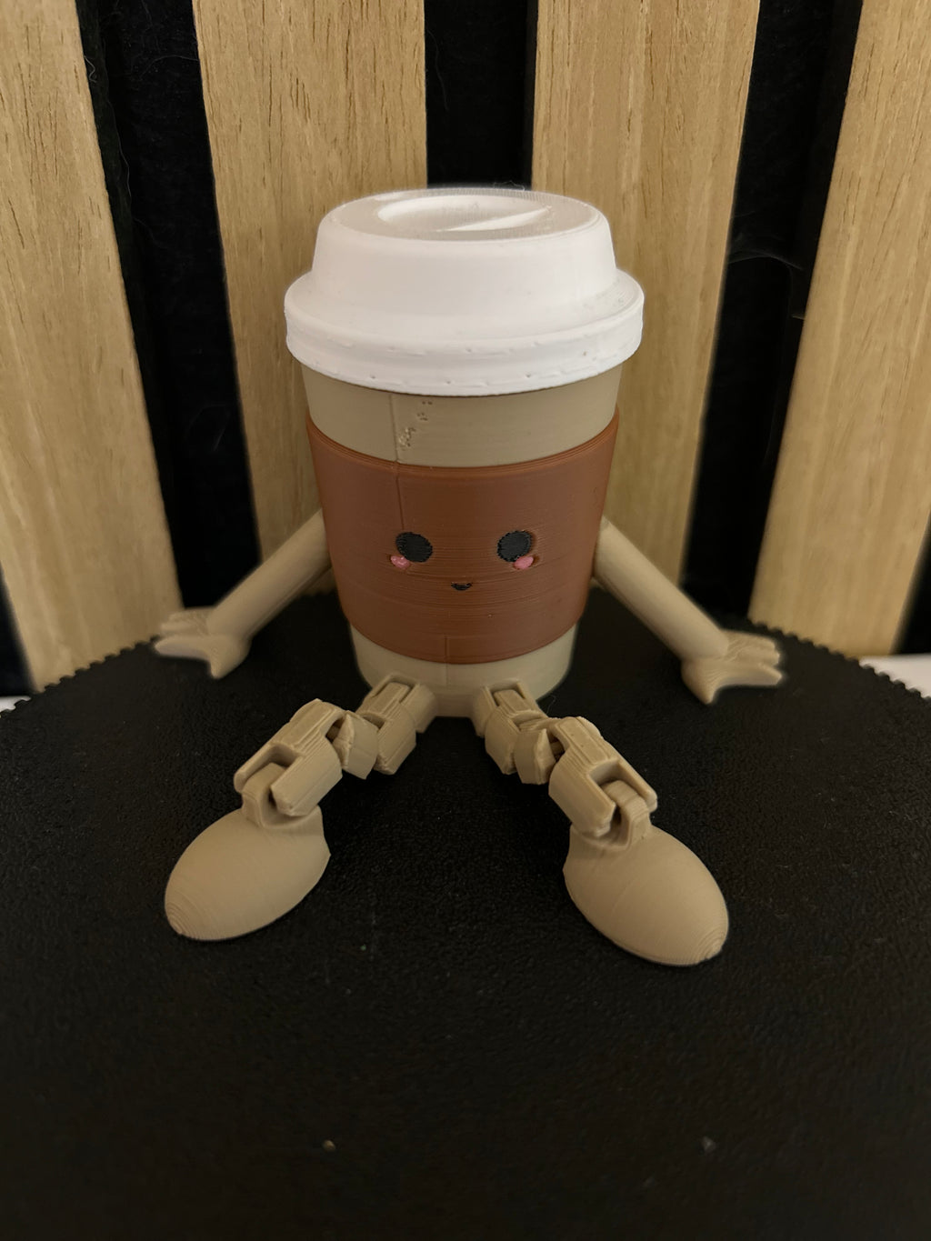Kaffeebecher-Figur 3D-Druck – mit Löffelbeinen