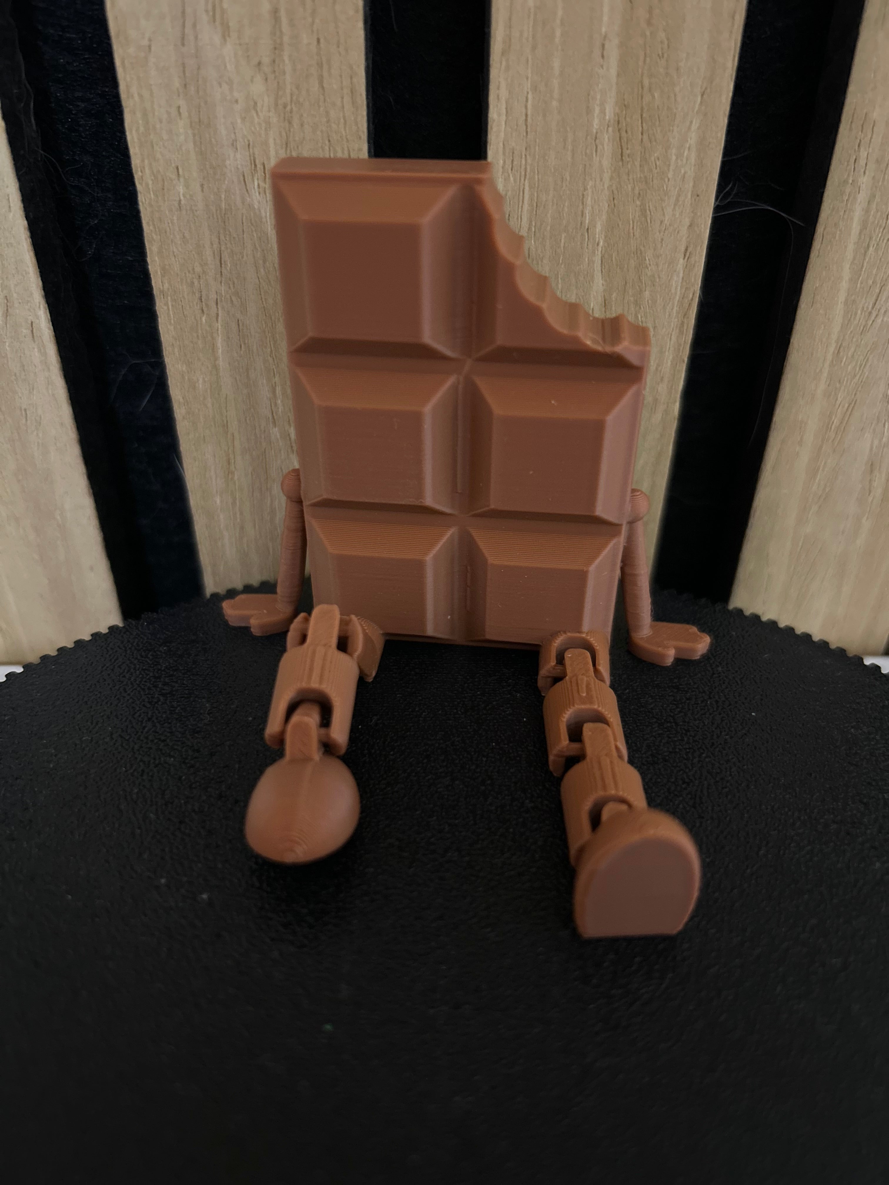 Schokoladentafel-Buddy 3D-Druck – Seitenansicht mit Gelenk-Beinen