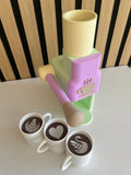 3D-gedruckte Kaffeemaschine in Pastell mit drei Tassen