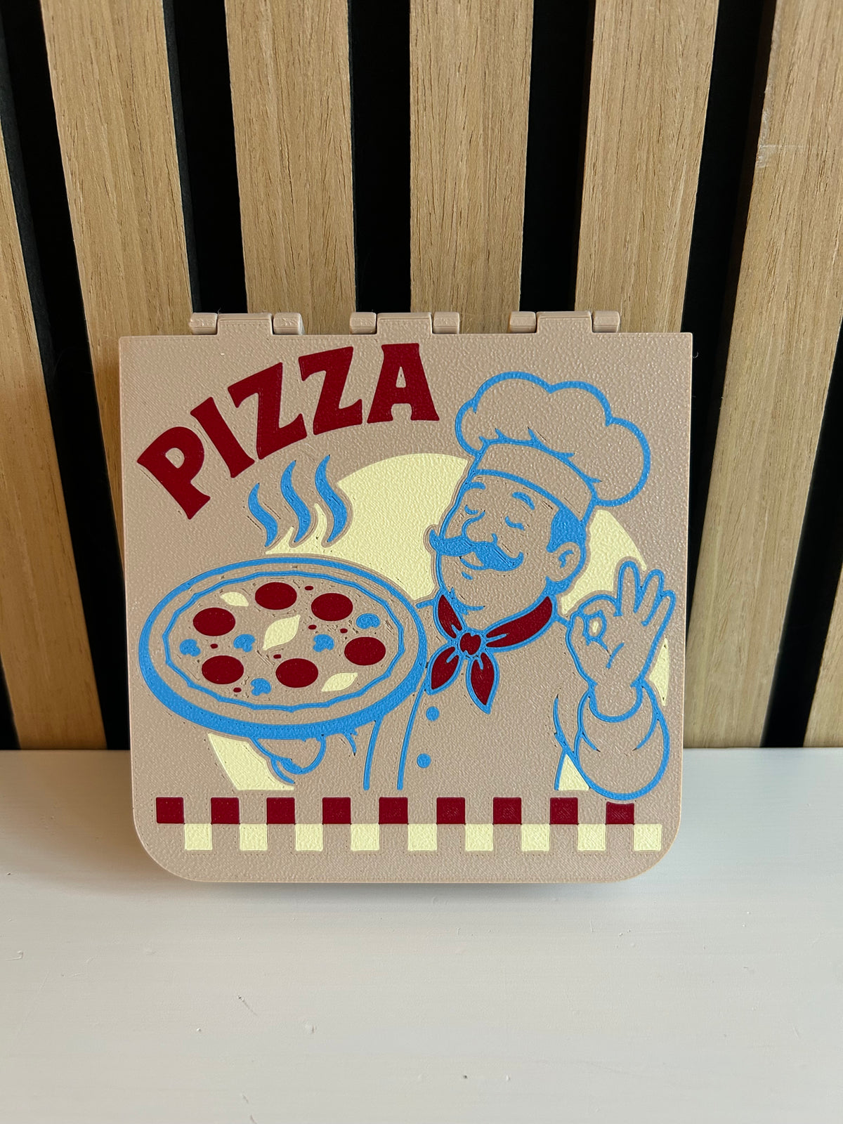 3D-gedruckte Pizza in Pizzaschachtel – Deckel mit Pizzabäcker-Motiv