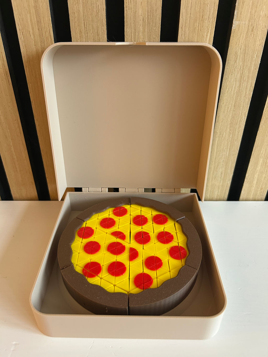 3D-gedruckte Pizza komplett in der geöffneten Pizzaschachtel